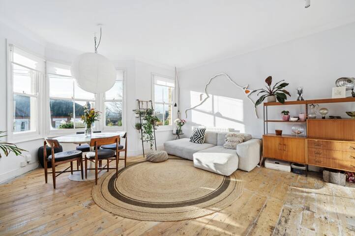 Beautiful Two Bed Flat Zone 2 gallery image 5