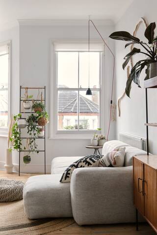 Beautiful Two Bed Flat Zone 2 gallery image 3