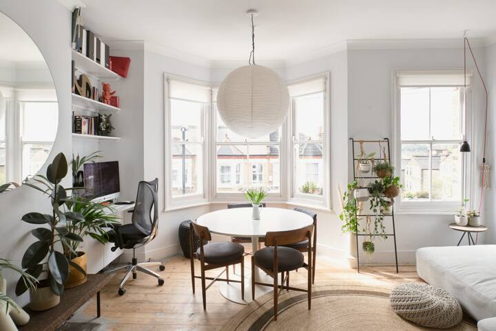 Beautiful Two Bed Flat Zone 2 gallery image 4