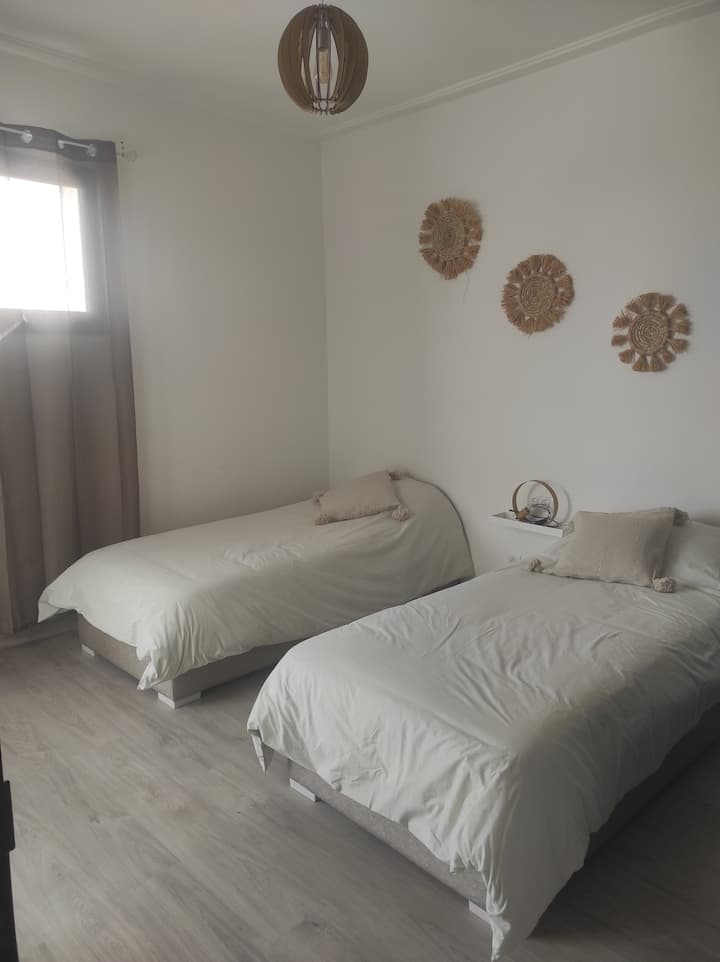 Dhomë gjumi 3 me 2 krevate tek 