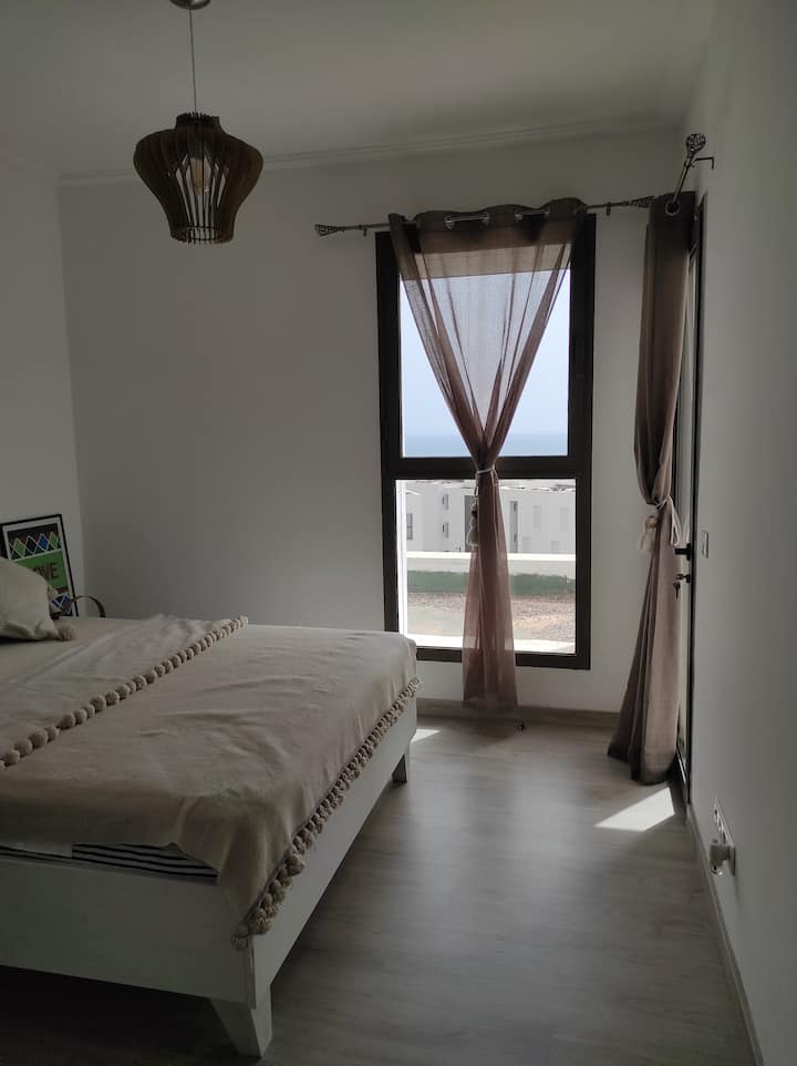 Suitë kryesore me dhomë zhveshjeje dhe banjë, hyrje në tarracë