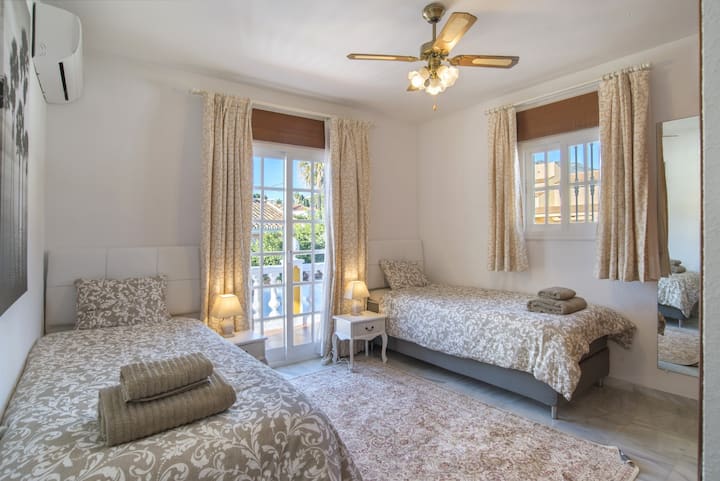 3rd bedroom with 2 single beds on the 1st floor.
bid wardrobe, a/c, the second bathroom is down the hall. Soundproof windows with motorized blinds.