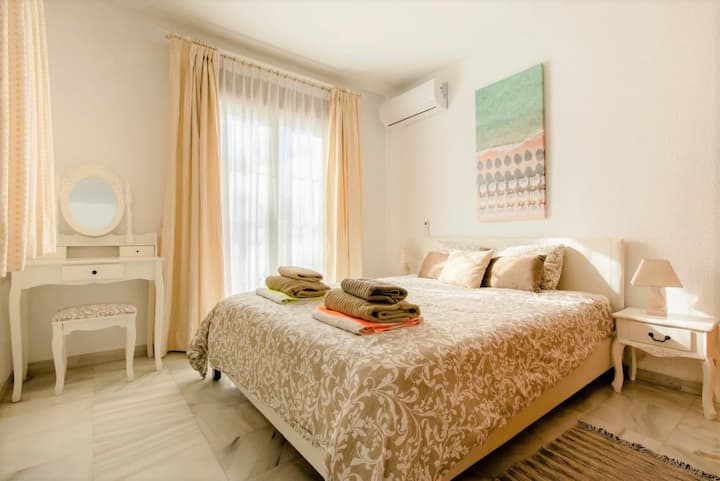 2nd bedroom with a double bed on the 1st floor.
bid wardrobe, a/c, the second bathroom is adjacent. Soundproof windows. Access to the balcony with the garden view.