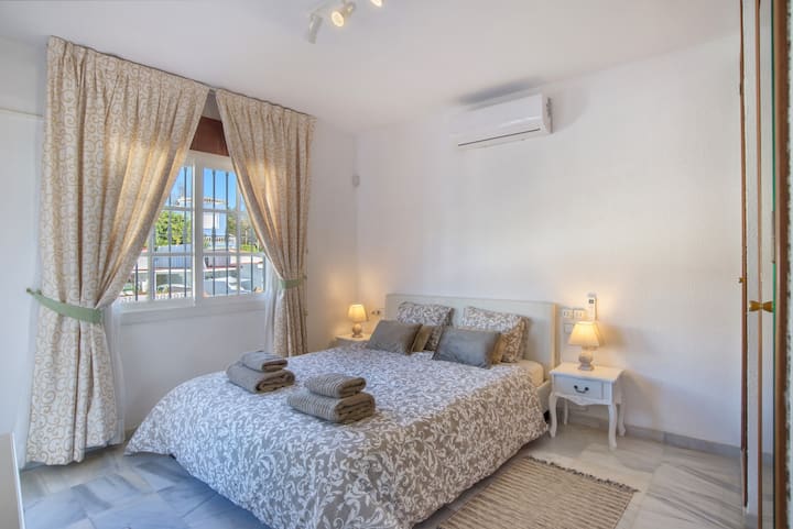 Master bedroom on the 1st floor with bathroom en suite. Washing machine.
Soundproof windows and motorized blinds.
air-conditioning installed in 2021. Access to the big balcony with the garden view