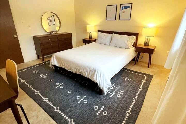 ห้องนอน 1 ห้องน้ำเต็มรูปแบบเตียงควีนไซส์ 1 หลังโต๊ะทำงาน 1 ตัว