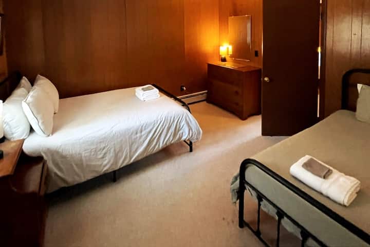 ห้อง 4 ห้องน้ำเต็มรูปแบบส่วนตัวเตียงใหญ่ 1 หลังและเตียงแฝด 1 หลัง