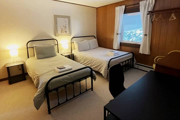 ห้อง 5, ห้องน้ำส่วนตัวเต็มรูปแบบ, 1 เตียงใหญ่, 1 เตียงเดี่ยว, 1 โต๊ะทำงาน