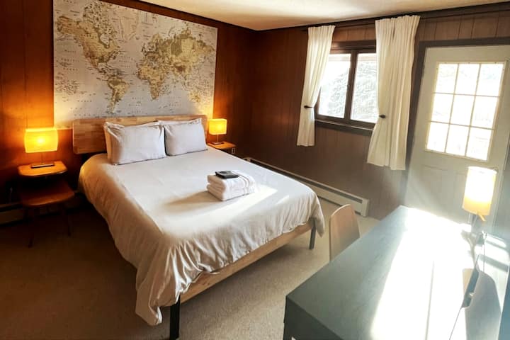 ห้อง 3 ห้องน้ำส่วนตัวเต็มรูปแบบเตียงใหญ่ 1 เตียงโต๊ะทำงาน/โต๊ะเครื่องแป้ง 1 ชุดและทางไประเบียงด้านบน