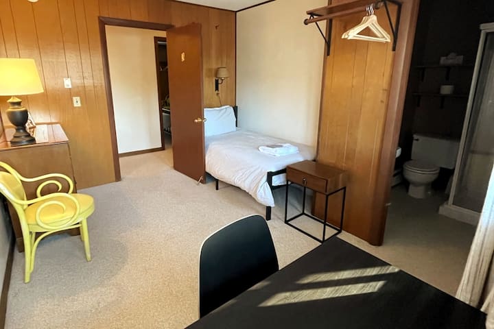 ห้อง 8 เตียงเดี่ยว 1 เตียงห้องน้ำส่วนตัวเต็มรูปแบบโต๊ะทำงาน