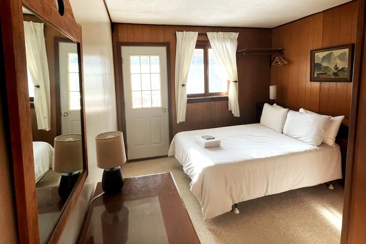 ห้อง 7 ห้องน้ำส่วนตัวเต็มรูปแบบเตียงเต็มรูปแบบ