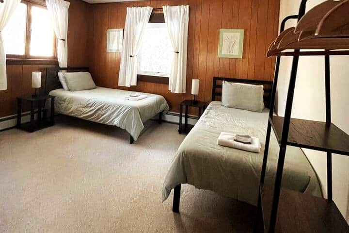 ห้อง 6 ห้องน้ำส่วนตัวเต็มรูปแบบเตียงแฝด 2 เตียงโต๊ะทำงาน/โต๊ะเครื่องแป้ง