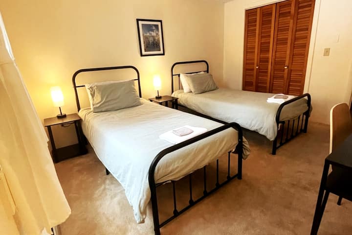 ห้อง 2 เตียงเดี่ยว 2 เตียงโต๊ะทำงาน 1 โต๊ะ