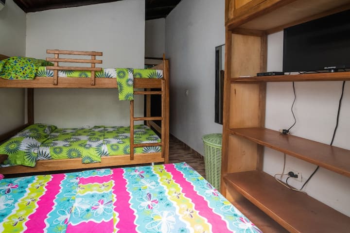 חדר מס' 1, קמרוט 1 מטר ומיטה 1.20 מטר עם חדר רחצה פרטי, מתאים ל-3