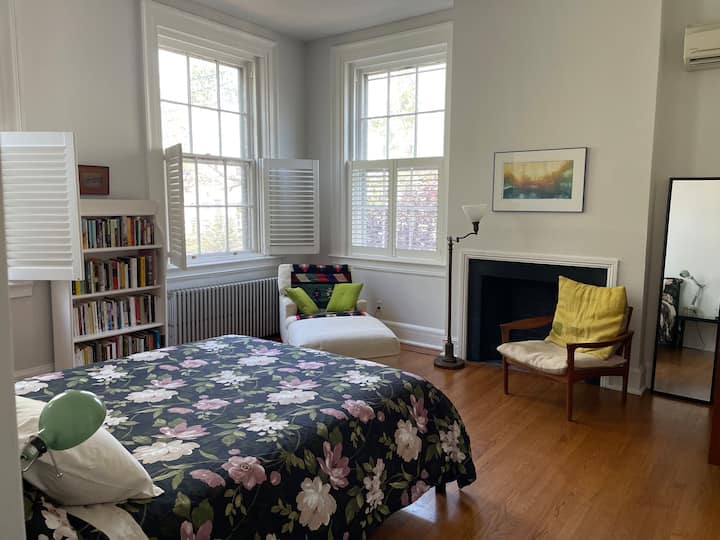 غرفة نوم كبيرة مع حمام كامل