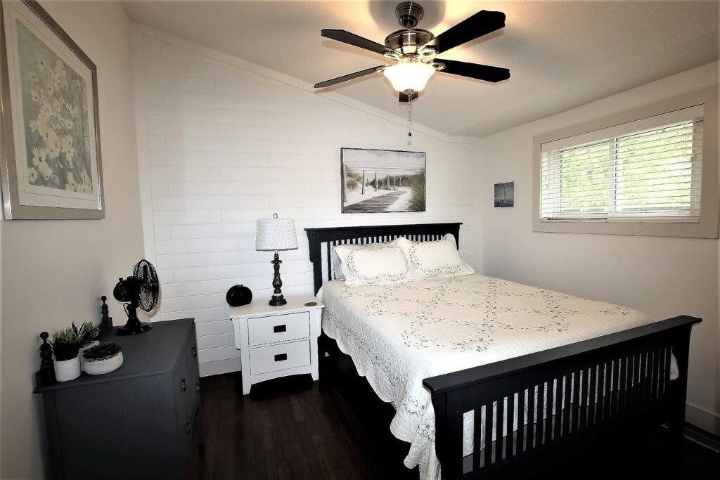 带标准双人床的第二间卧室