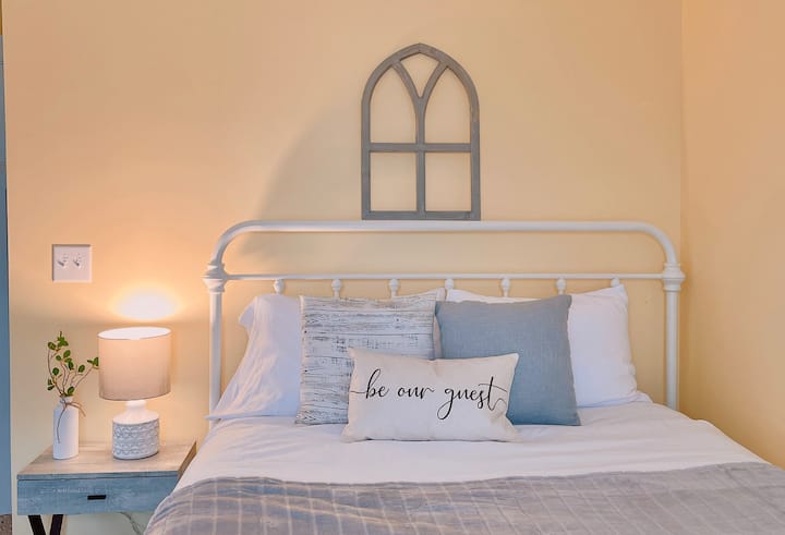 Chumba cha kulala cha manjano na kitanda 1 cha upana wa futi tano na kitanda 1 cha upana wa