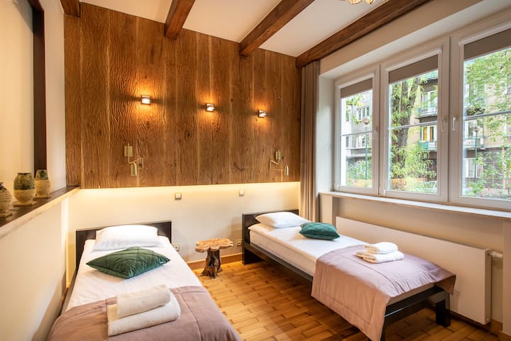 2nd bedroom with two single beds. / 2nd bedroom with two single beds.