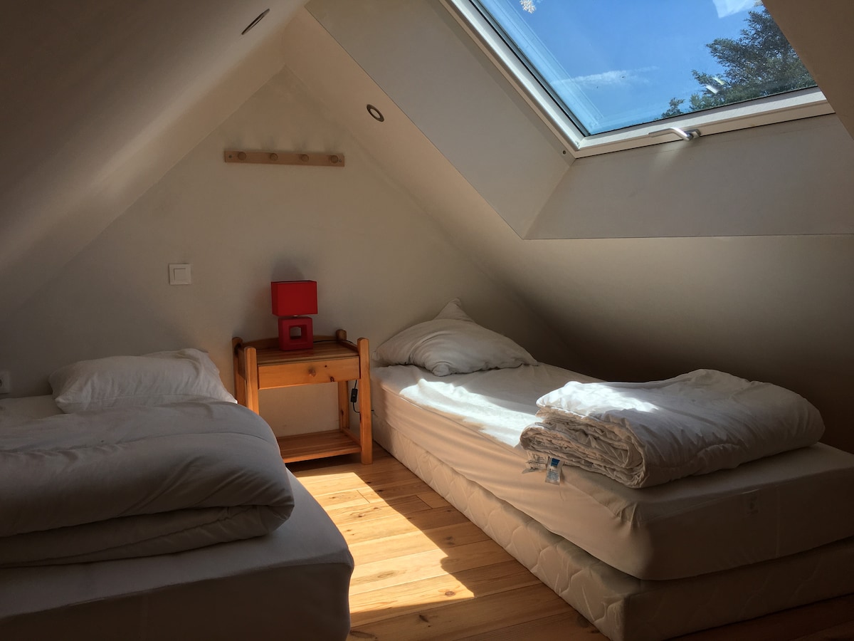 chambre mezzanine ouverte sur séjour et vélux au soleil levant avec 2 vrais lits 80x190 ou bien 1 grand lit 160x200 !