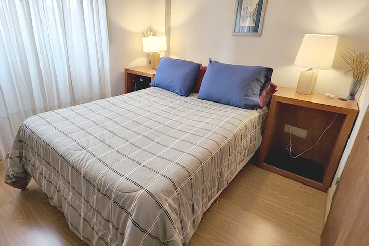 房间明亮安静，配有百叶窗，可以遮住所有光线