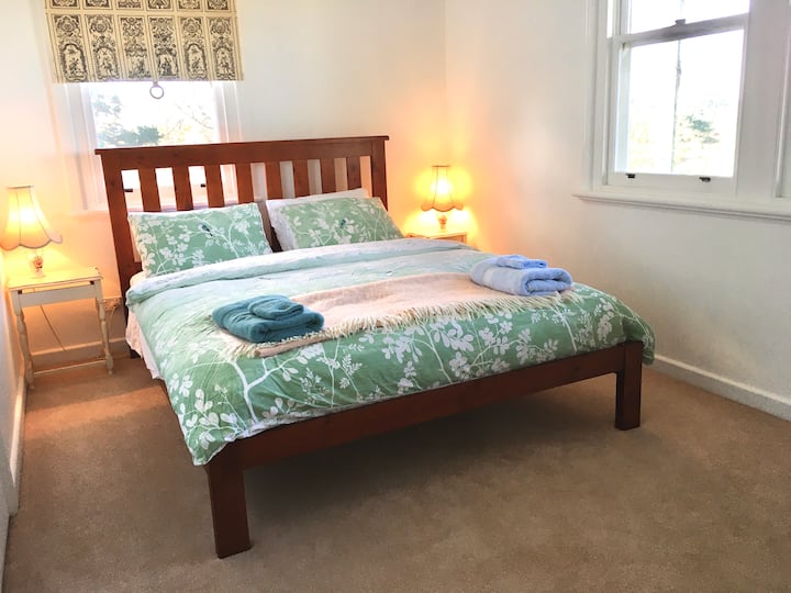 Მთავარი საძინებელი 1 × 152 × 203 სმ ზომის საწოლი
Ჩრდილოეთისა და აღმოსავლეთის მხარეს მდებარე გარდერობში აშენებული
ფანჯრები
Გასახდელი მაგიდა სკამით