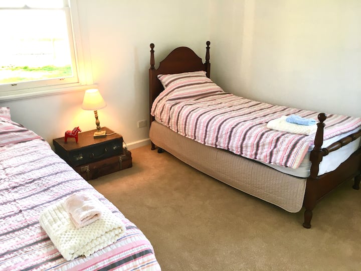 Საძინებელი 2
2x ერთადგილიანი საწოლი 
Ჩამონტაჟებულია გარდერობის ფანჯრებში, რომლებიც
ჩრდილოეთისა და დასავლეთისკენაა მიმართული 