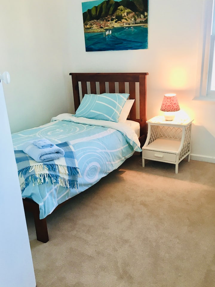 Ნომერი 3 საძინებელი 
1 x ერთი 
ფანჯარა აღმოსავლეთისკენ 