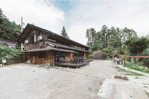 An hour and a half from the city center. Yuzu no Ie is an old house with a superb view of the Tanzaw