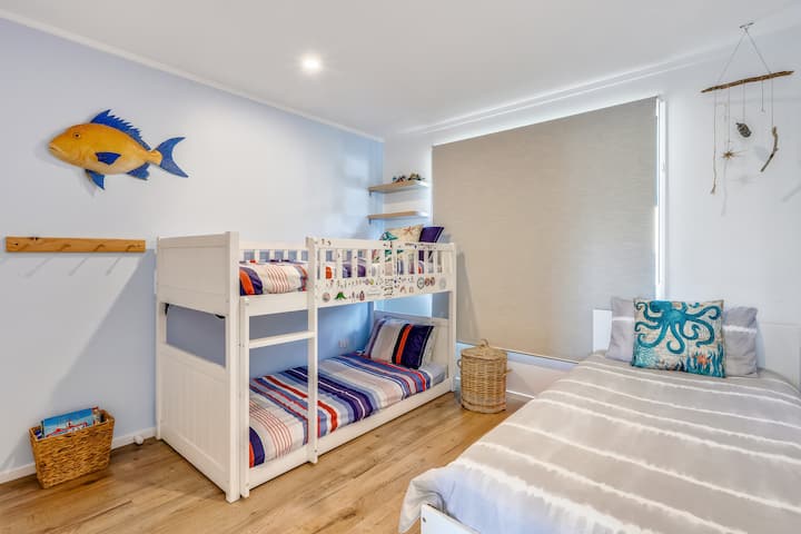 Მესამე საძინებელი - საბავშვო საძინებელი საშუალო საძინებლით (დაბალი) ორსართულიანი საწოლით და ერთადგილიანი საწოლით - სძინავს 3
