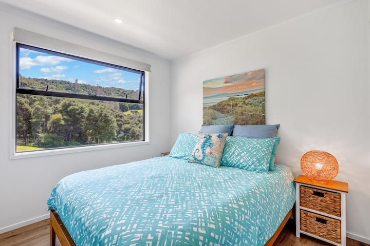 Მეორე საძინებელი - საწოლი 152 × 203 სმ