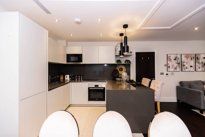 Fantastic 2 Bedroom Apartment Near Selfridges gallery image 4