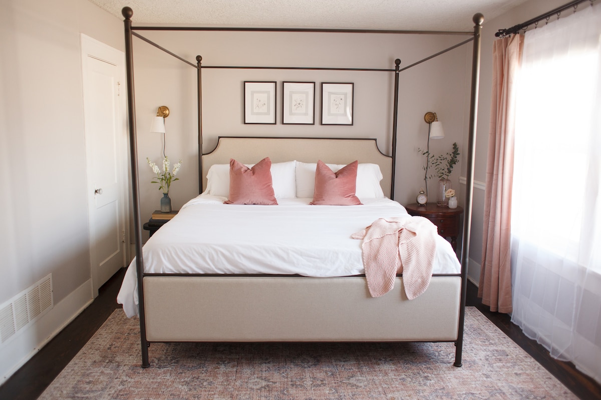 Dormitorio principal lleno de luz con persianas opacas. ¡Amplio y relajante! Tiene una cama tamaño queen.