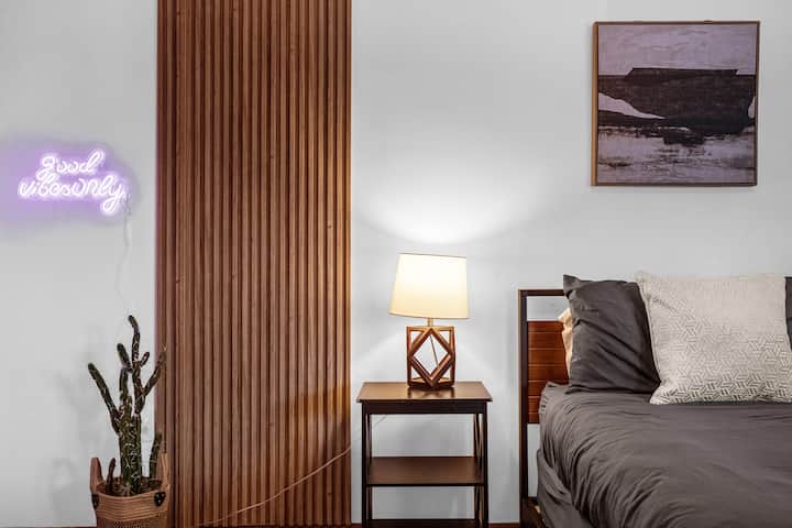 Relájate en esta espaciosa suite principal, que cuenta con una lujosa cama tamaño king, un televisor inteligente para el entretenimiento y un baño privado para la máxima comodidad. 