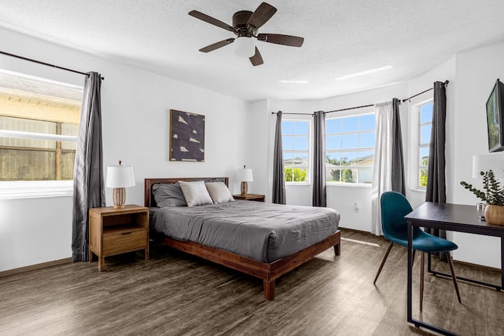  Dormitorio privado queen con escritorio y TV inteligente en planta baja
Este acogedor dormitorio queen está separado de la suite principal, que ofrece privacidad y comodidad adicionales. Cuenta con una Smart TV para el entretenimiento y un espacio de trabajo dedicado.