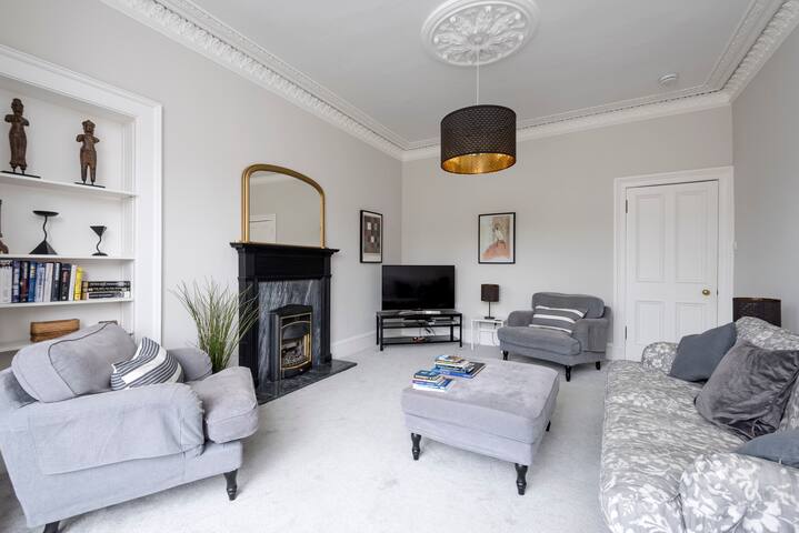Bright & Spacious 3 Bedroom Apartment in Marchmont