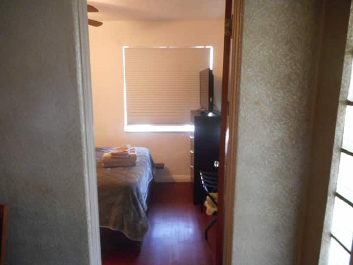 客厅旁边的1号卧室 