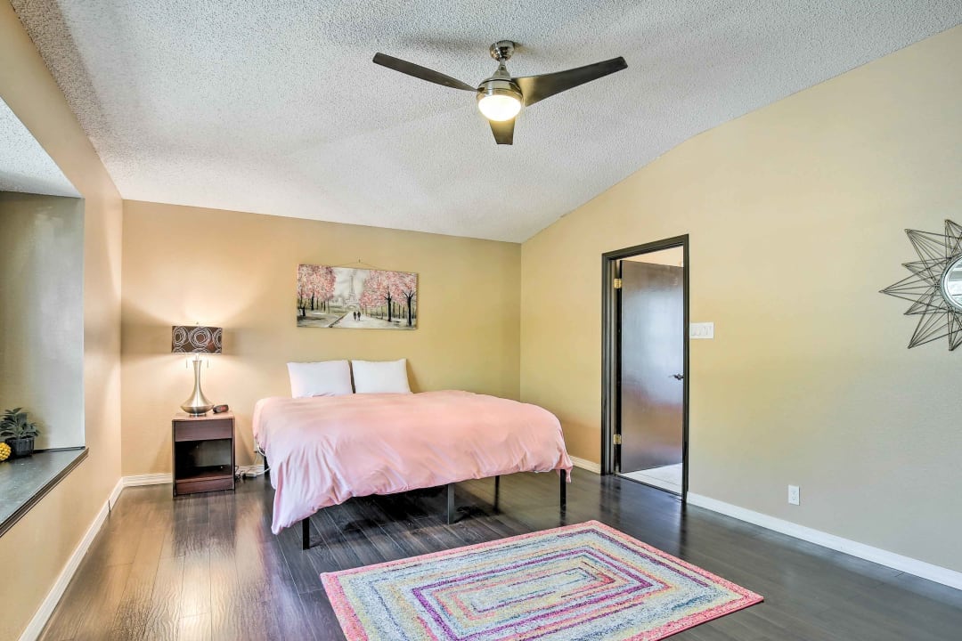 חדר שינה ראשי מרווח עם חדר רחצה ראשי צמוד.