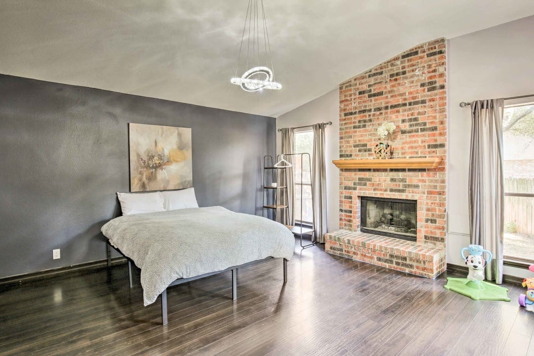 חדר שינה תחתון עם מכונה אליפטית לאימון ביתי נהדר!