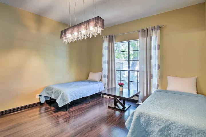 Მეორე ქვედა საძინებელი ორი ტყუპი საწოლითა და გლამურული განათებით.

***შენიშვნა: ეს ოთახი არ არის მთავარი მისაღები ოთახიდან და გარშემორტყმულია ფარდებით.