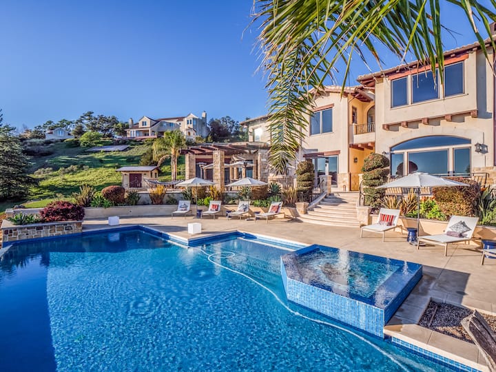 5,700 sq. Luxury Villa, Oceanview, Infinity Pool Villas for Rent in