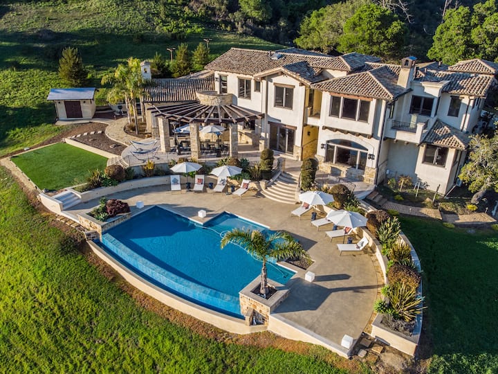 5,700 sq. Luxury Villa, Oceanview, Infinity Pool Villas for Rent in