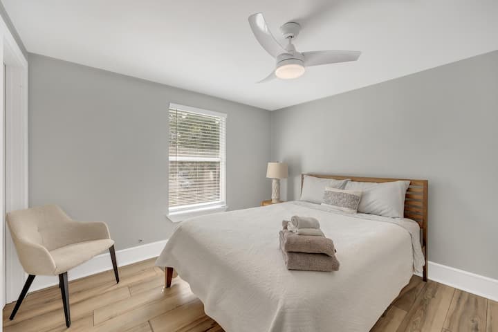 להתעורר לשירת הציפורים.