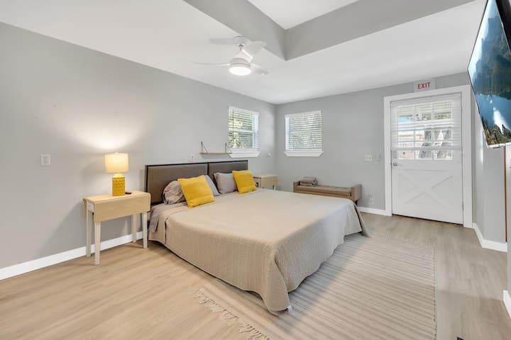 להתנפל בנוחות של מיטת קינג סייז.