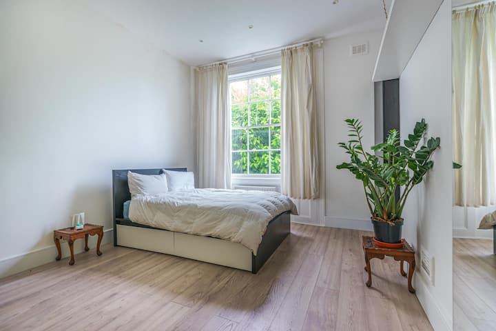 Главен двоен кревет во спалната соба со душек од мемори пена и многу простор за складирање.