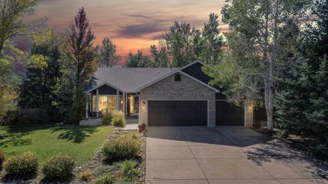 Luxury King Bed, Hot Tub, Yard Games & Large Yard