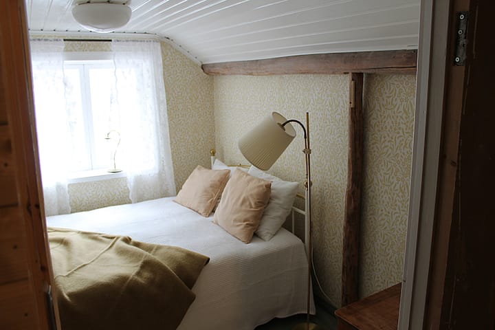 Kesähuone yläkerrassa, 140 cm parivuode. Summer room upstairs, 140 cm bed.