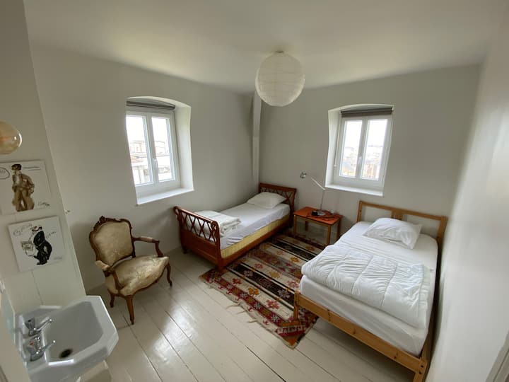 Piso 2 - Dormitorio dos camas individuales con lavabo (1/2)
Lit 1 80x190cm
Lit 2 Twin size 