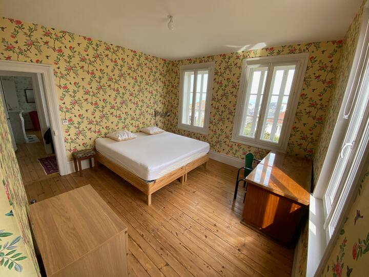 Piso 1 - Habitación doble con rosas liana con acceso a un baño
Tamaño doble de Cal King (183 x 213,5 cm) (1/2)