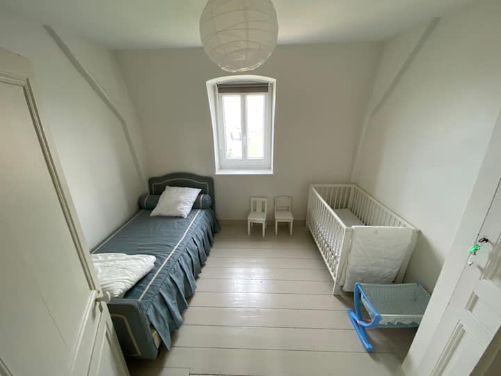 Piso 2 - Habitación para bebé y cama individual
Cama individual 90x190cm 
Cuna 120cm