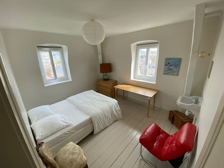 Piso 2 - Habitación de cama doble con lavabo (1/2)
Cama doble 140x190cm