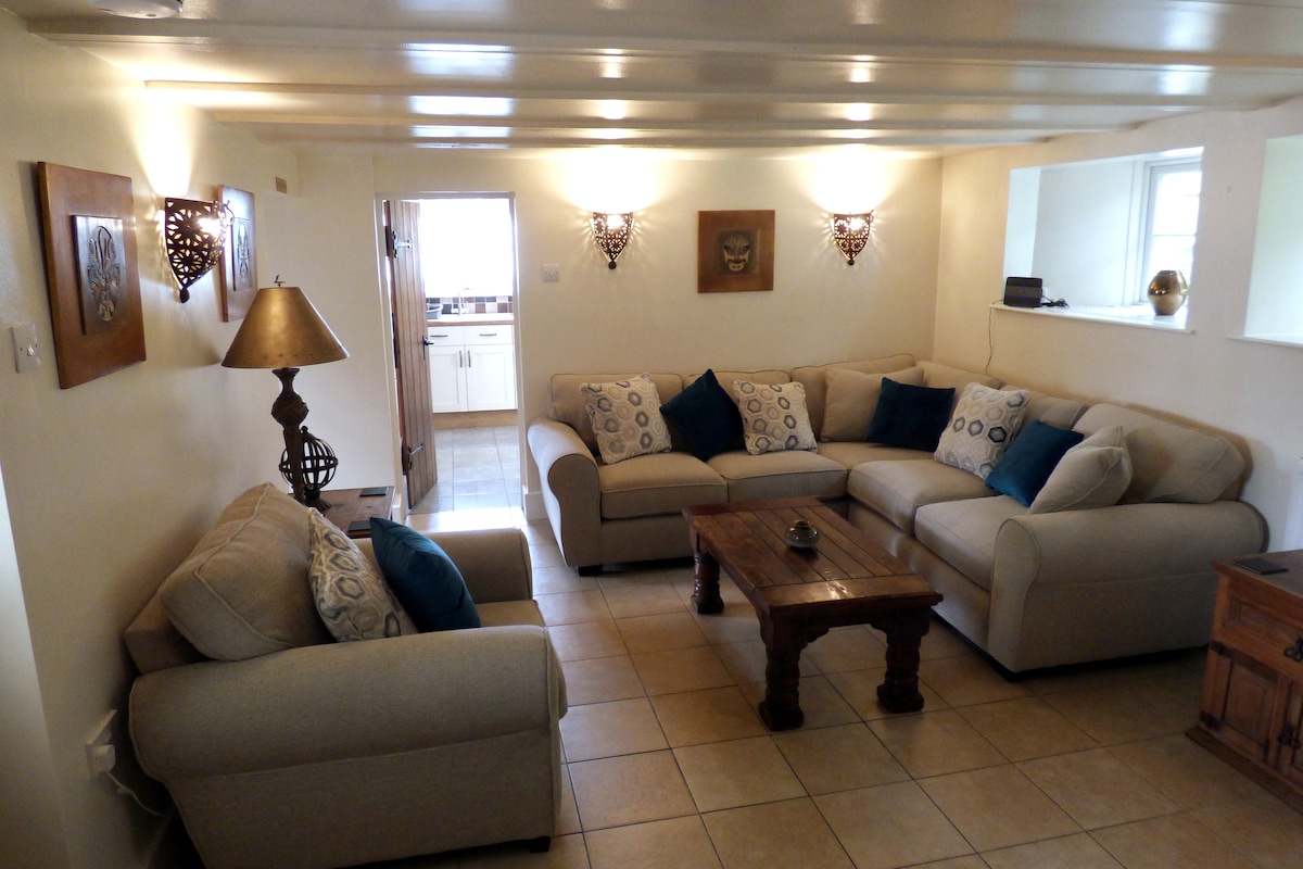 Successful Airbnb property: Cozy, Peaceful Cottage with Secure Garden in Tintagel